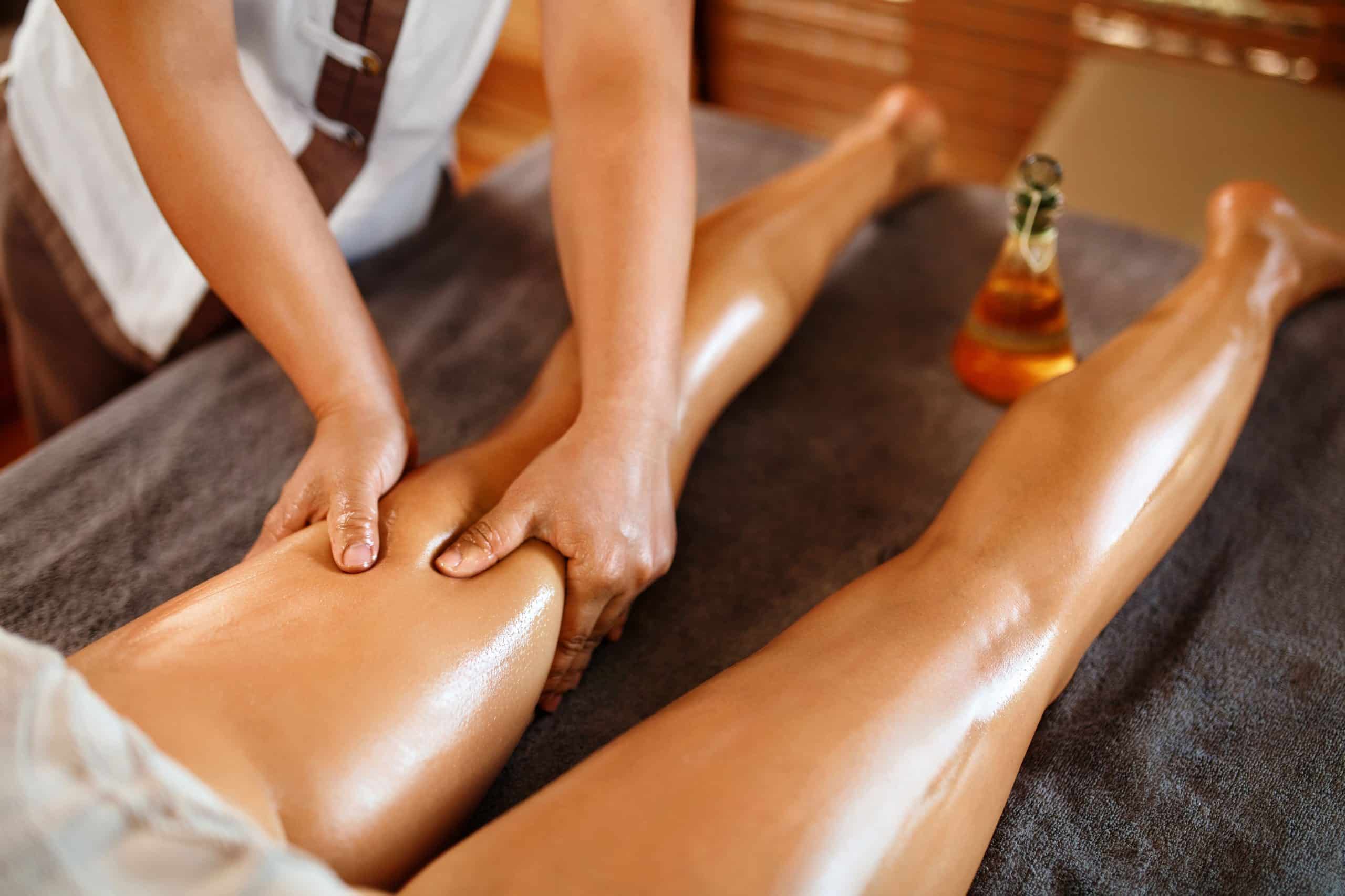 Masaje terapéutico de piernas con aceites esenciales